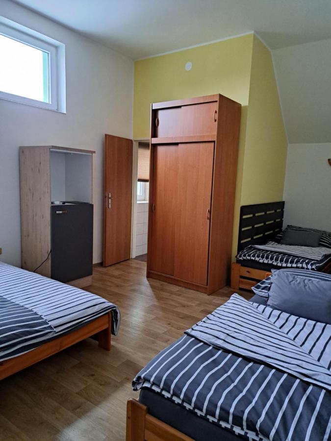 Penzion a Restaurace Na Záložně Kobylí Esterno foto