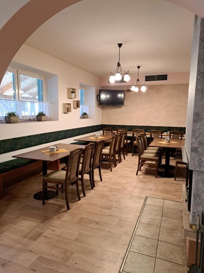 Penzion a Restaurace Na Záložně Kobylí Esterno foto