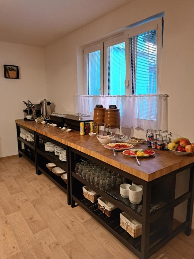 Penzion a Restaurace Na Záložně Kobylí Esterno foto