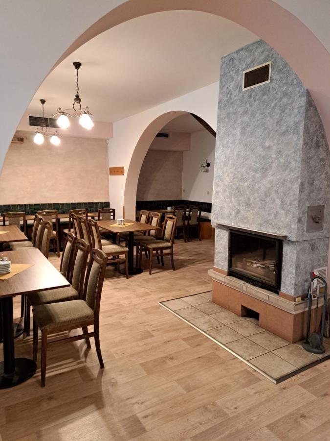 Penzion a Restaurace Na Záložně Kobylí Esterno foto