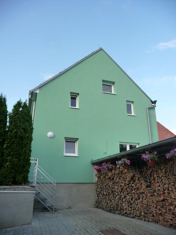 Penzion a Restaurace Na Záložně Kobylí Esterno foto