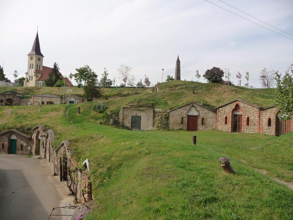 Penzion a Restaurace Na Záložně Kobylí Esterno foto
